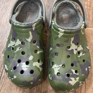 Camouflage Fuzzy Crocs Men’s Size 7
